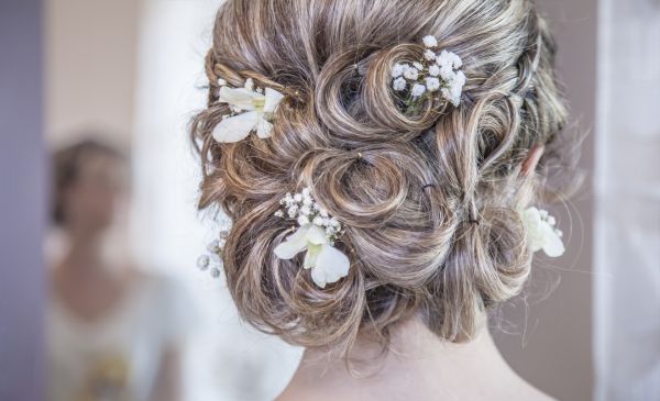 Faire un chignon de mariage dans un salon de coiffure à Montivilliers 76